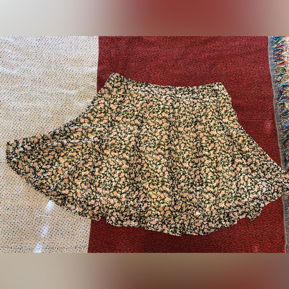 Floral mini skirt.